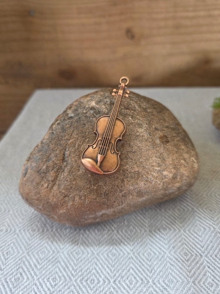 Gitaar van messing op kei voor binnen of buiten, Ophalen