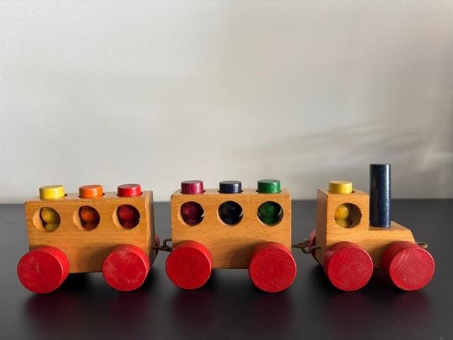 Houten SIO trektrein met 2 wagons, Kinderen en Baby's, Speelgoed | Houten speelgoed, Ophalen, Zo goed als nieuw, Duw- of Trekspeelgoed