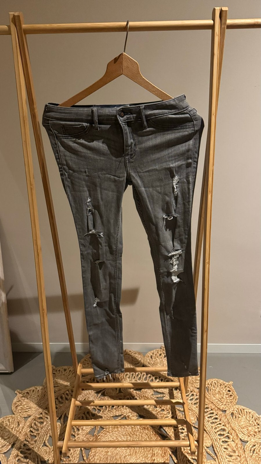 Hollister Low Rise Super Skinny Jeans W26 L30 - Grijs, Ophalen of Verzenden, Zo goed als nieuw, Grijs, W27 (confectie 34) of kleiner