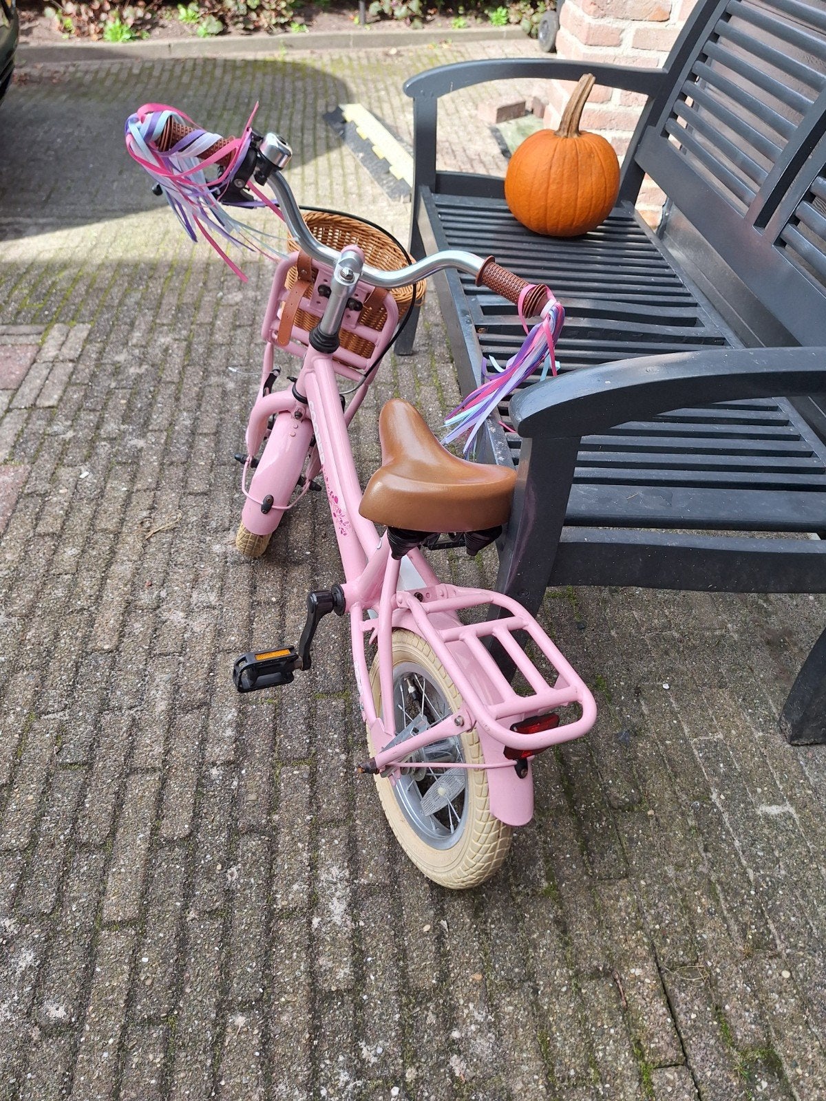 Roze kinderfiets 12 inch met mandje en zijwieltjes, Fietsen en Brommers, Ophalen, Terugtraprem, Zijwieltjes, Gebruikt