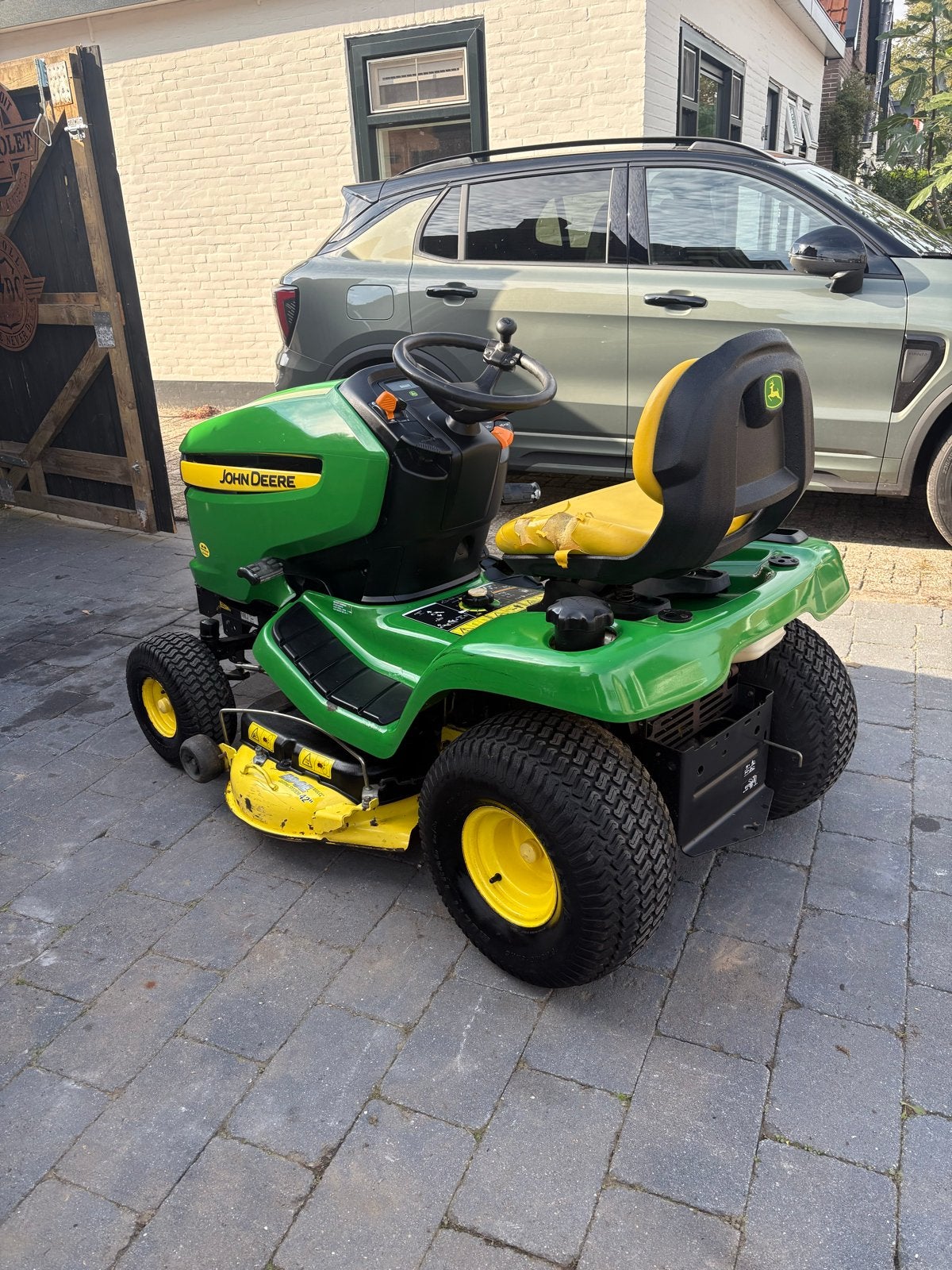 Foto 4 van John Deere X300 Zitmaaier - Perfect voor Grote Gazons