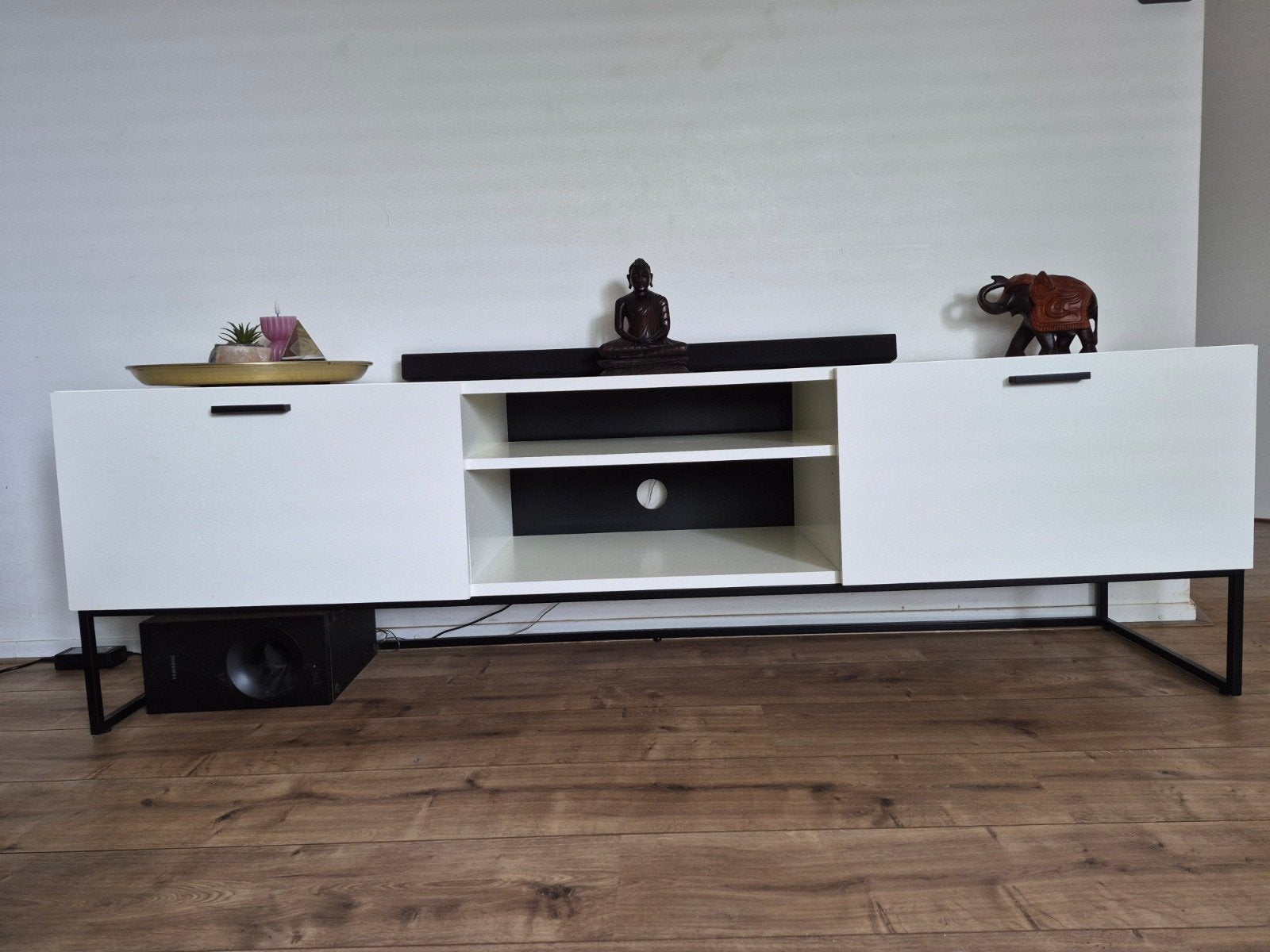 Modern dressoir / tv-meubel wit met metalen poten, Ophalen, 150 tot 200 cm, Zo goed als nieuw, Minder dan 100 cm