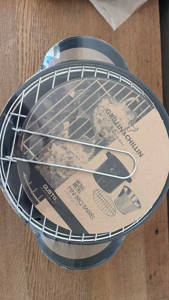 Mini BBQ Barrel - Ideaal voor balkon - Nieuw in verpakking, Tuin en Terras, Houtskoolbarbecues, Ophalen of Verzenden, Nieuw