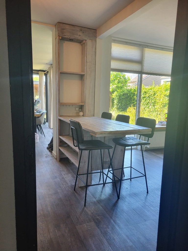 Robuuste houten bar met kast en 4 barkrukken, Ophalen, Gebruikt, Inclusief barstoelen