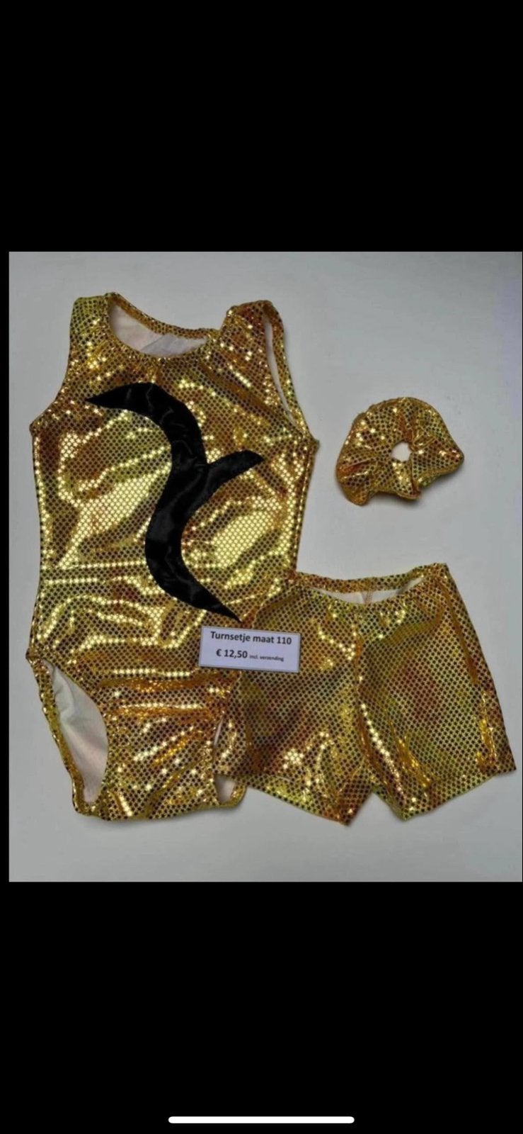 Gouden Turnsetje Maat 110 met Zwarte Applicatie, Sport en Fitness, Turnen, Nieuw, Ophalen of Verzenden, Goud, Kleiner dan kindermaat 122