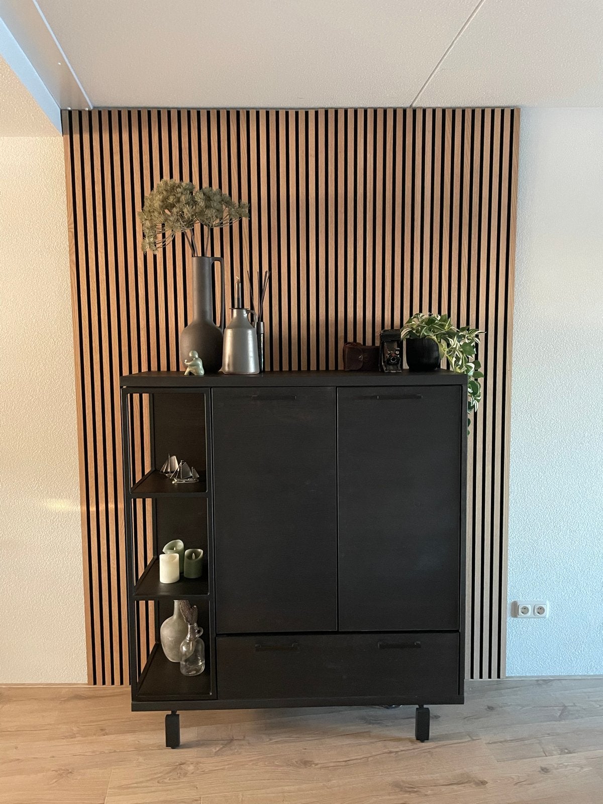 Halfhoge Kast Zwart Hout met Metalen Pootjes, Ophalen, 100 tot 150 cm, Zo goed als nieuw, 25 tot 50 cm