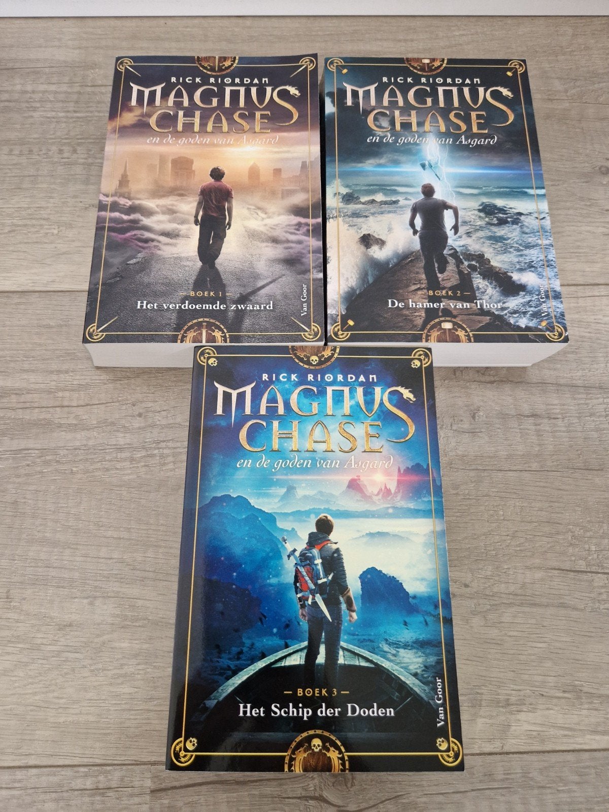 boeken rick riordan magnus chase deel 1 2 3 asgard goden, Ophalen of Verzenden, Zo goed als nieuw