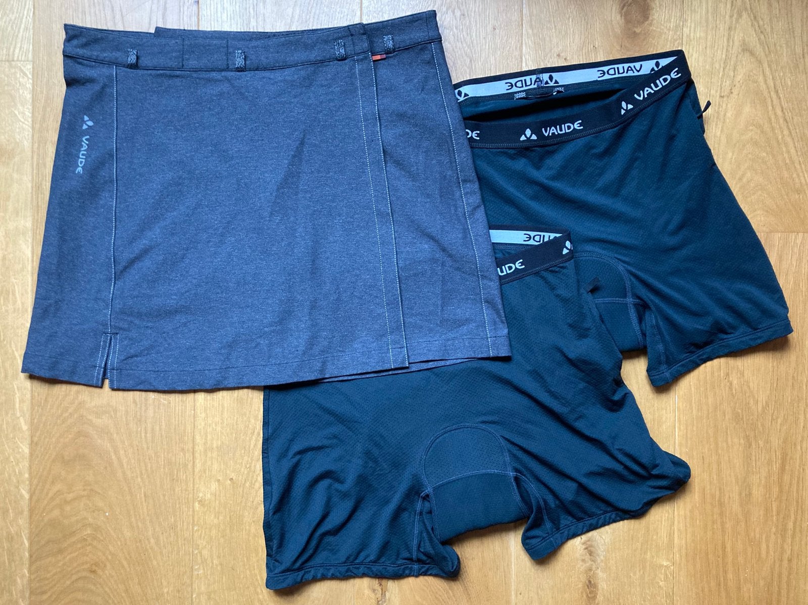 Vaude fietsrok + twee fietsbroeken maat 42/44, Maat 42/44 (L), Ophalen of Verzenden, Zo goed als nieuw, Hardlopen of Fietsen