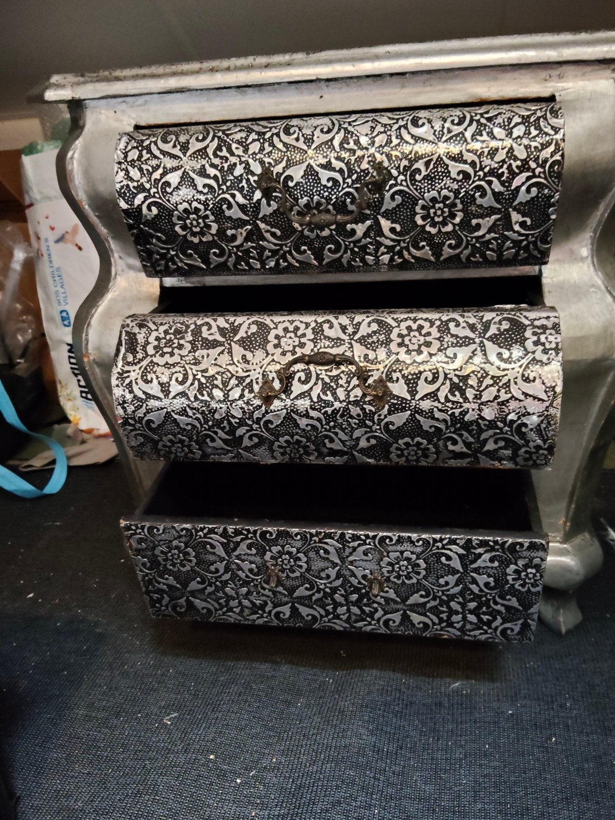 Decoratief ladekastje met beschadigd handvat, Huis en Inrichting, Gebruikt, Ophalen of Verzenden, 3 of 4 laden, Minder dan 100 cm