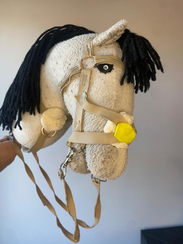 Hobby Horse compleet met tuig setjes en standaard, Kinderen en Baby's, Speelgoed | Hobbelfiguren, Ophalen of Verzenden, Gebruikt