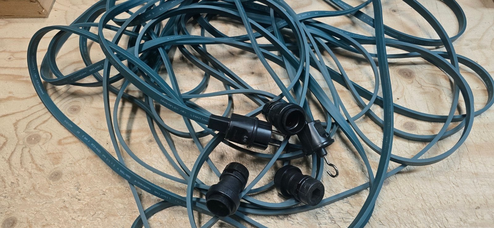 Groene Prikkabel 20 meter, 35 zwarte fittingen, stekker.