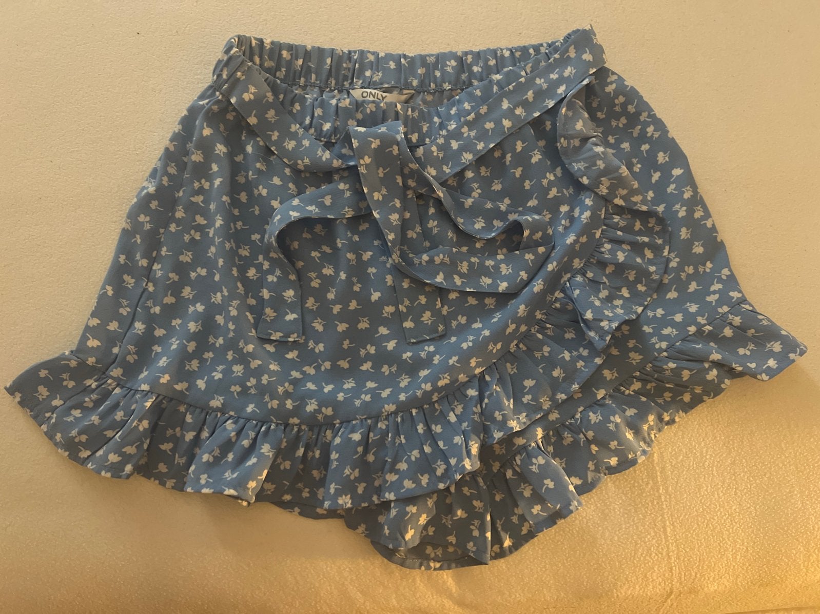 ONLY bloemenprint ruffle rok/short - Maat S, Blauw, Ophalen of Verzenden, Zo goed als nieuw, Maat 36 (S)