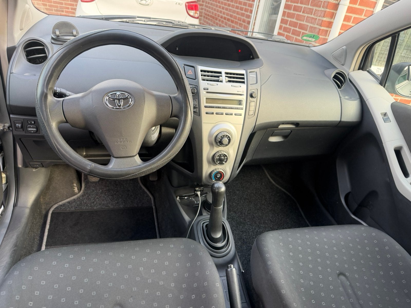 Foto 10 van Toyota Yaris 1.0 12V Vvt-i 3DR Terra 2006 Grijs