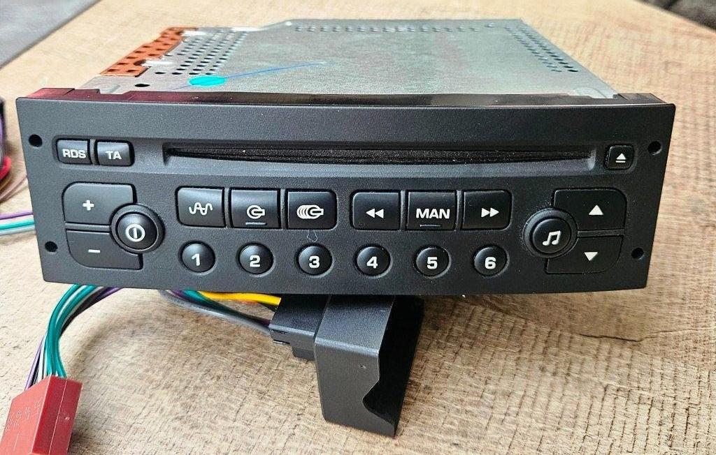 originele Peugeot 206,207,307, 308 autoradio CD  + kabel, Auto diversen, Autoradio's, Ophalen of Verzenden, Zo goed als nieuw