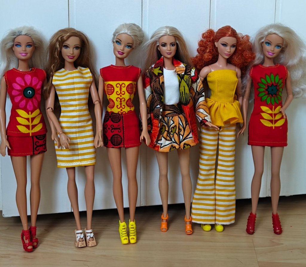 Barbiekleertjes/Barbiekleding: Vrolijke kleding retrostofjes, Verzenden, Nieuw, Barbie