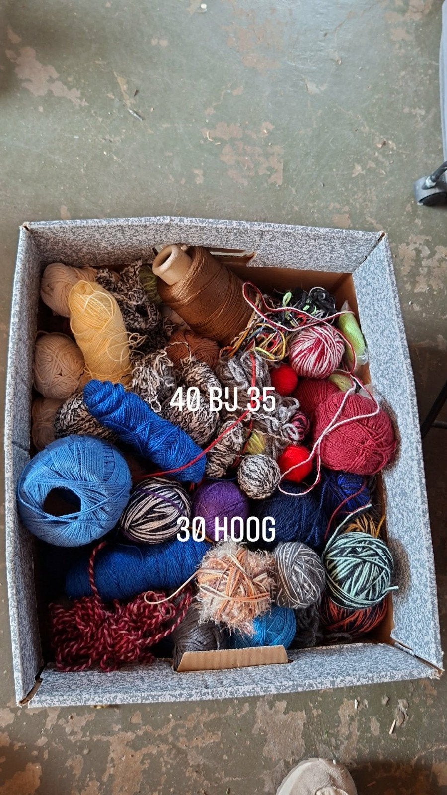 Doos met restanten wol en garen - diverse kleuren en soorten, Hobby en Vrije tijd, Breien en Haken, Ophalen of Verzenden, Gebruikt