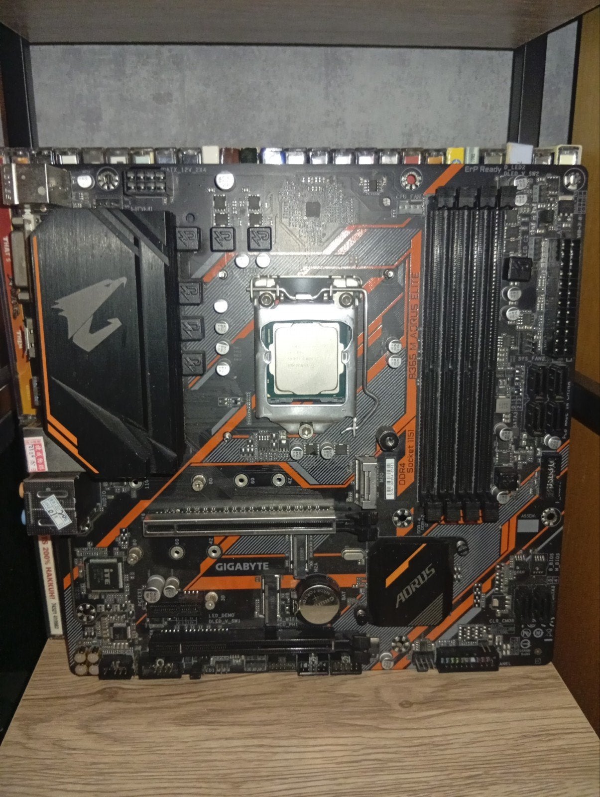 Gigabyte B365 M AORUS ELITE • Inclusief CPU + Koeler & I/O, Gebruikt, LGA 1151, DDR4, Ophalen of Verzenden