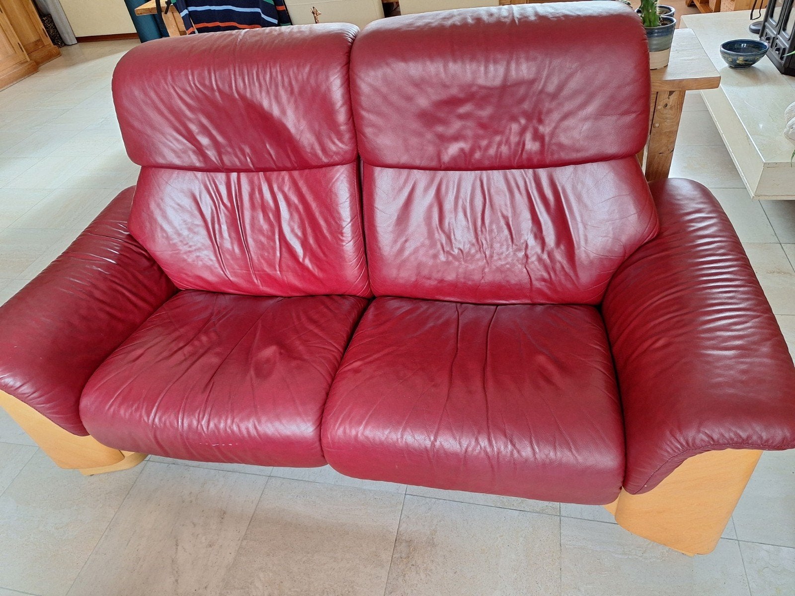 Comfortabele rode leren Stressless tweezitsbank, Gebruikt, 150 tot 200 cm, Tweepersoons, Ophalen of Verzenden