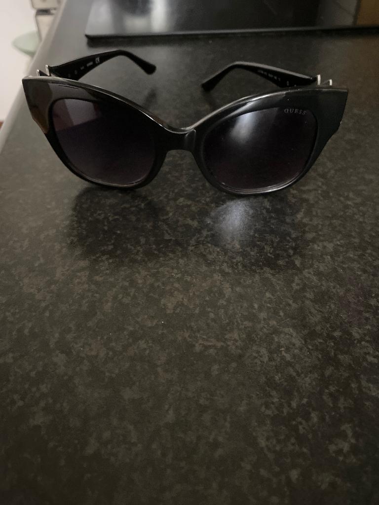 Guees zonnebril te koop, Ophalen of Verzenden, Zo goed als nieuw, Zwart, Overige merken