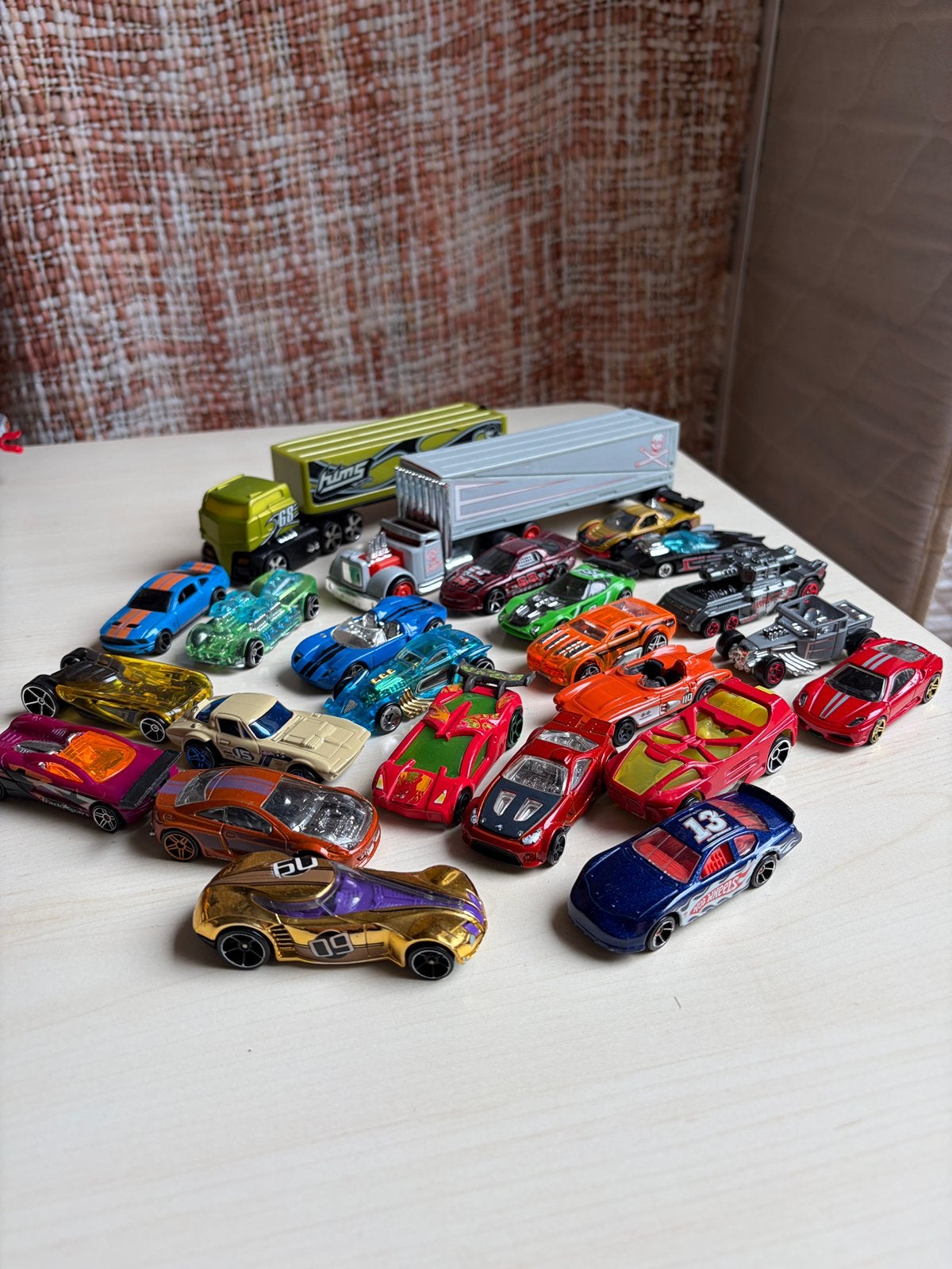 Verschillende hotwheels, Ophalen, Zo goed als nieuw