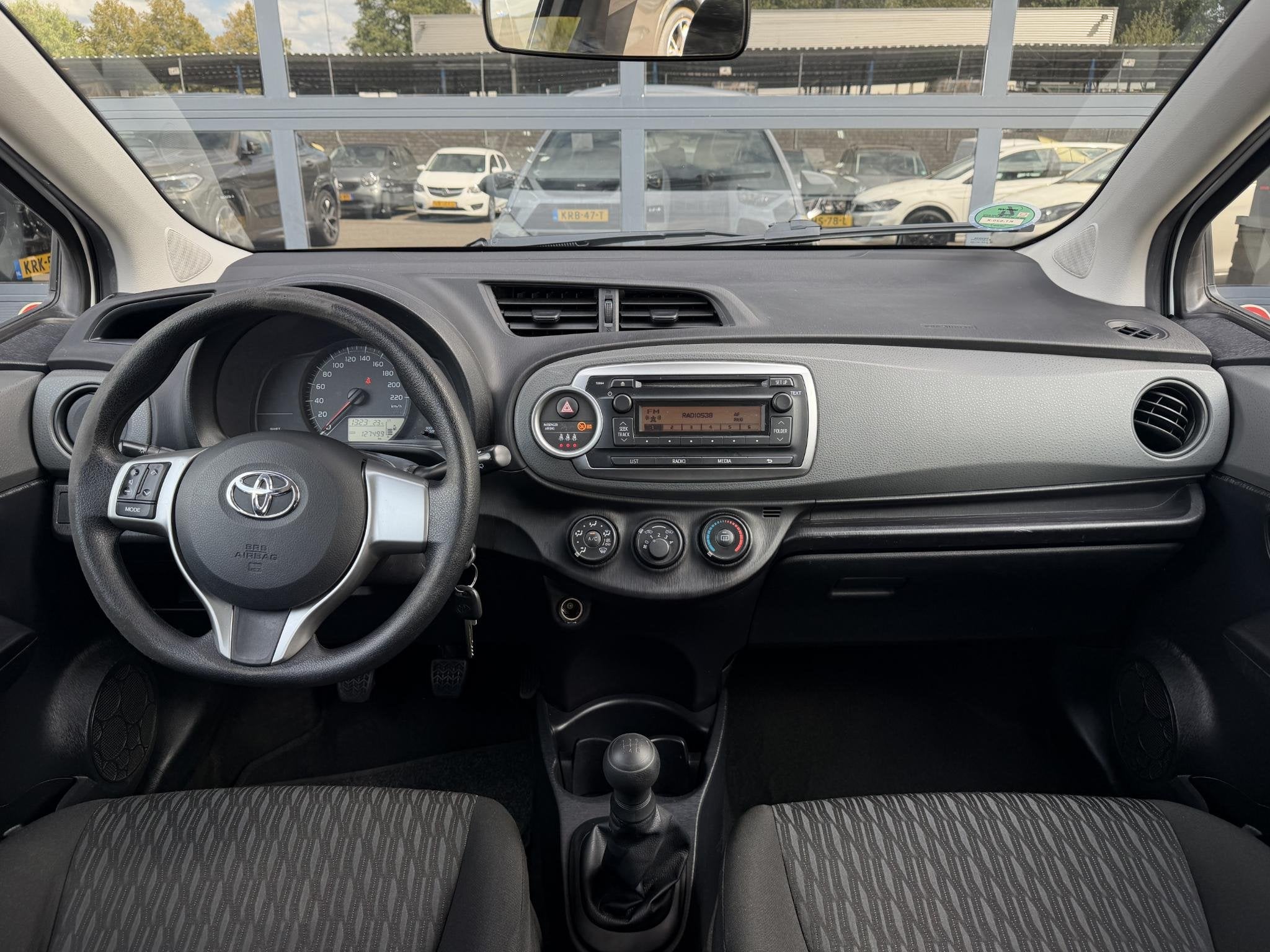 Toyota Yaris 1.0 VVT-i Trend Airco | LMV | Nieuwe APK, Auto's, Euro 5, Stof, Wit, Bedrijf
