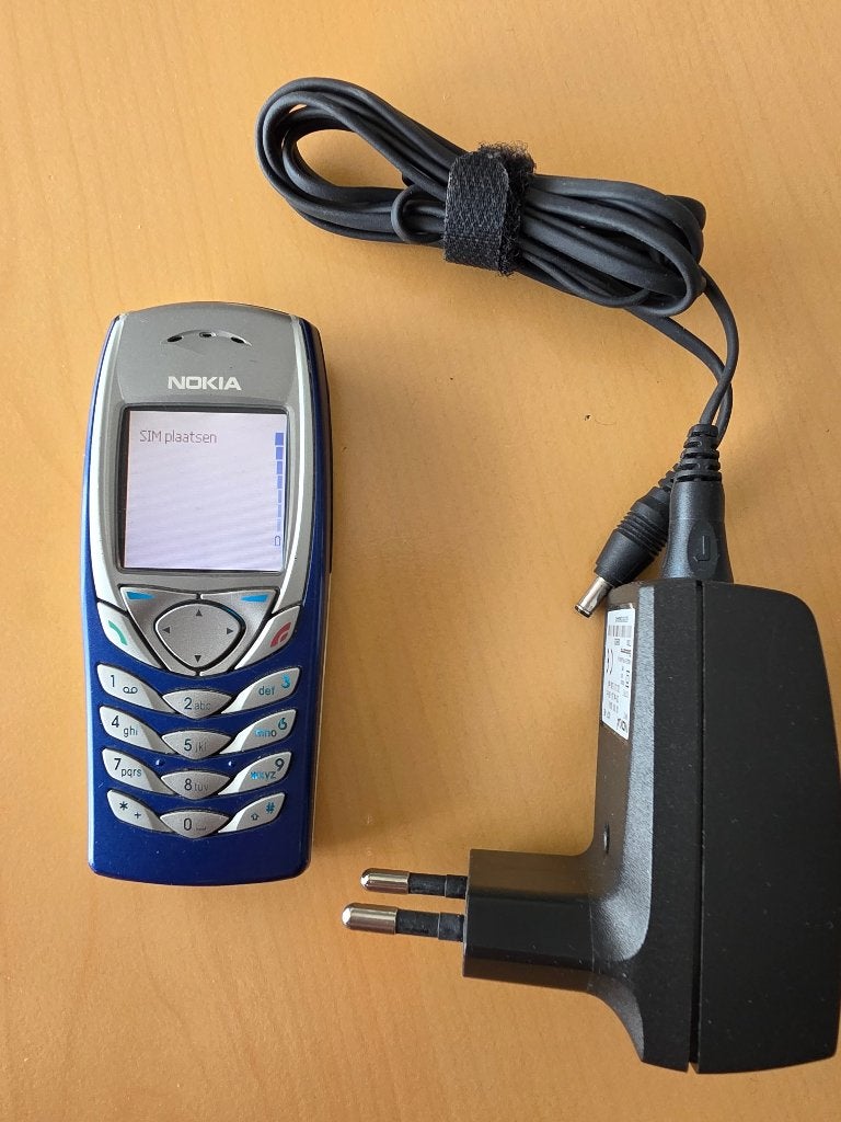 Nokia 6100 blauw mobiele telefoon met oplader, Telecommunicatie, Mobiele telefoons | Nokia, Gebruikt, Blauw, Geen camera, Fysiek toetsenbord