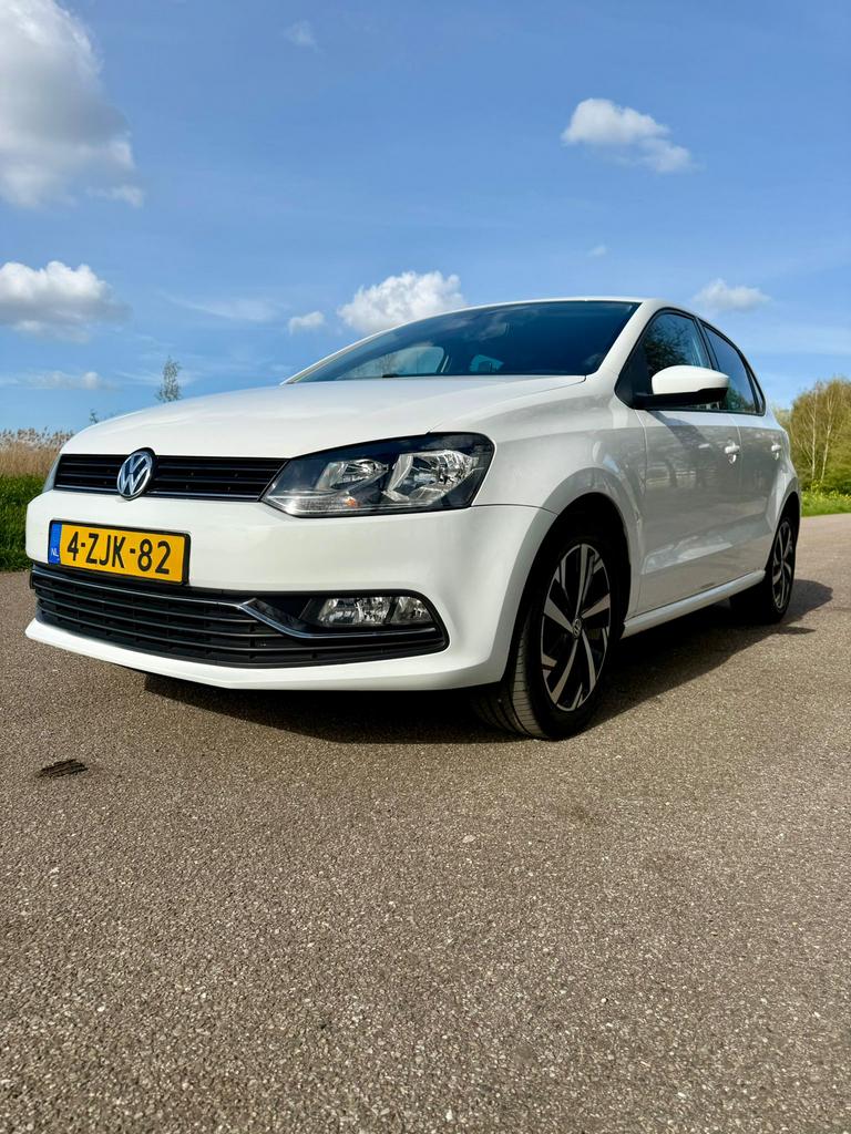 Polo 1.2 TSI bleu:mot 2015 cruise climat airco alarm NAP, 40 €/maand, Zwart, 4 cilinders, Wit