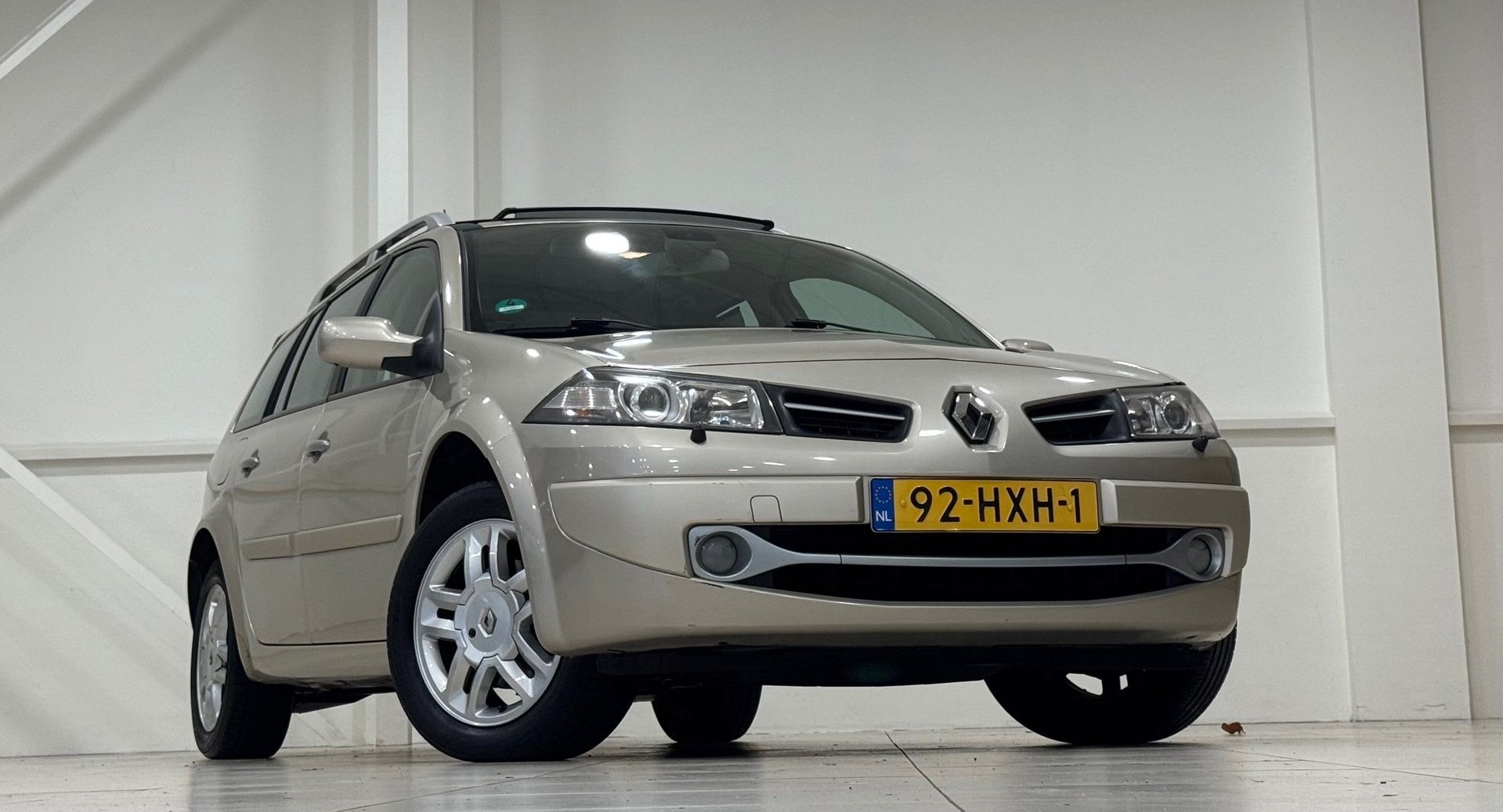 Renault Mégane Grand Tour 2.0i 16V Tech Line Schuifdak Trek, 4 cilinders, Beige, Origineel Nederlands, 650 kg
