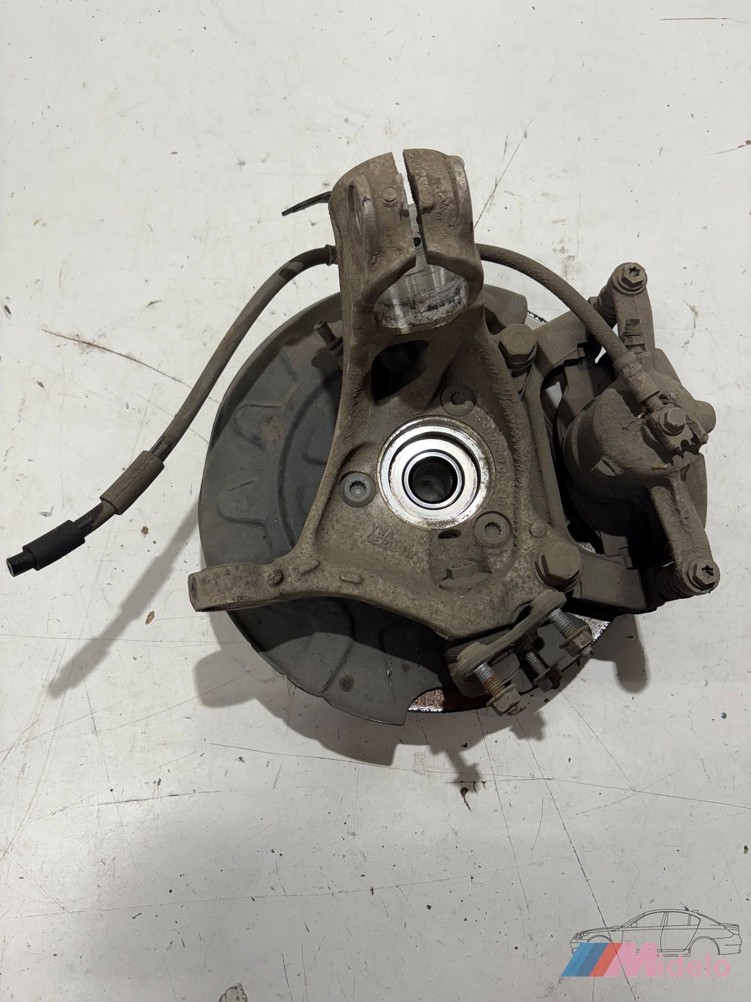 AUDI Q2 FUSEE MET REMSCHIJF EN KLAUW LINKS VOOR 5Q0407257C, Gebruikt, -, -, -