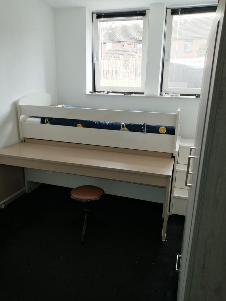 Halfhoogslaper met uitschuifbed en bureau (z.g.a.n.), Kinderen en Baby's, Kinderkamer | Stapelbedden en Hoogslapers, Ophalen, Zo goed als nieuw