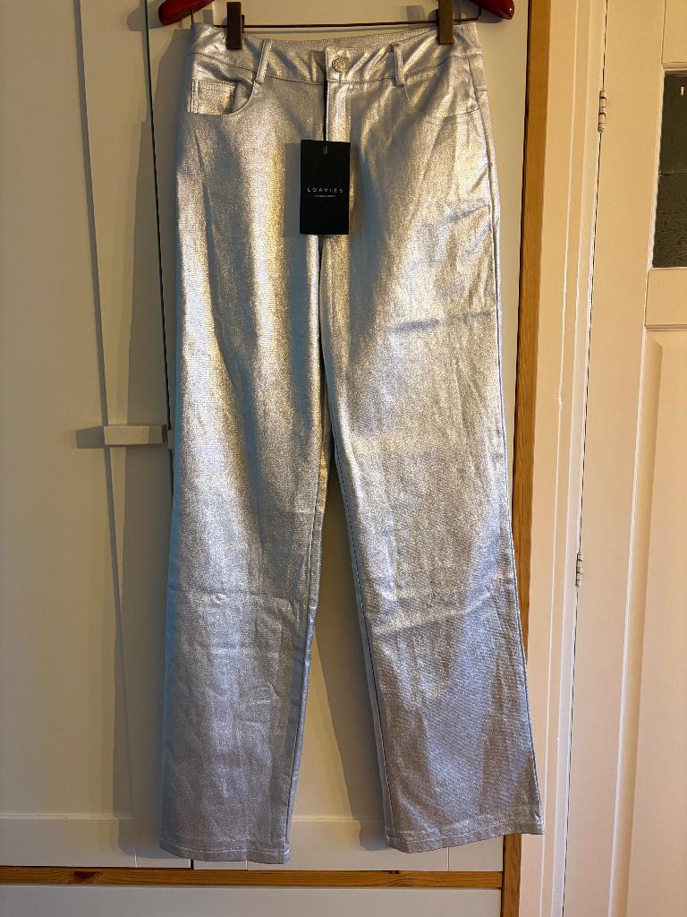 Zilveren broek Loavies maat S, Kleding | Dames, Broeken en Pantalons, Overige kleuren, Nieuw, Ophalen of Verzenden, Loavies