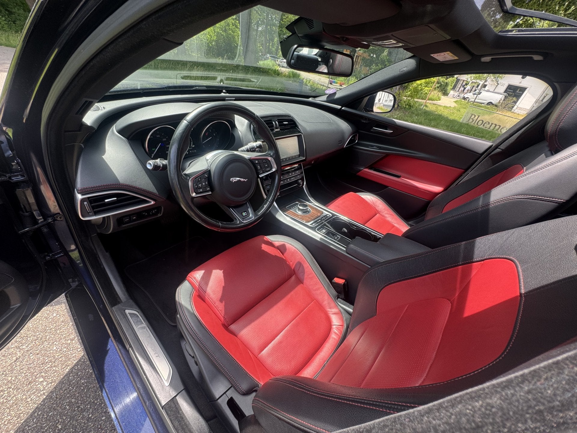 Jaguar XE 2.0, R-SPORT, 241PK, ROOD LEDER, Panoramadak, Euro 6, 4 cilinders, Blauw, XE