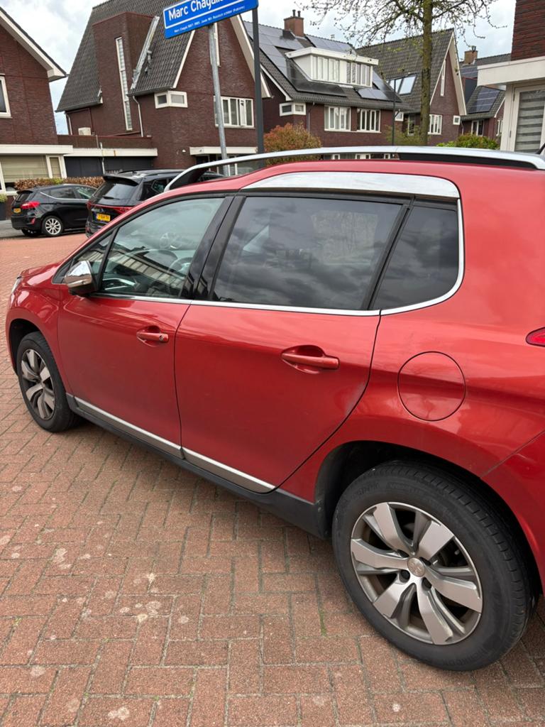 Peugeot 2008 1.2 vti-110pk- allure puretech- automaat-  2016, Auto's, Peugeot, Zwart, Leder en Stof, 49 €/maand, Origineel Nederlands