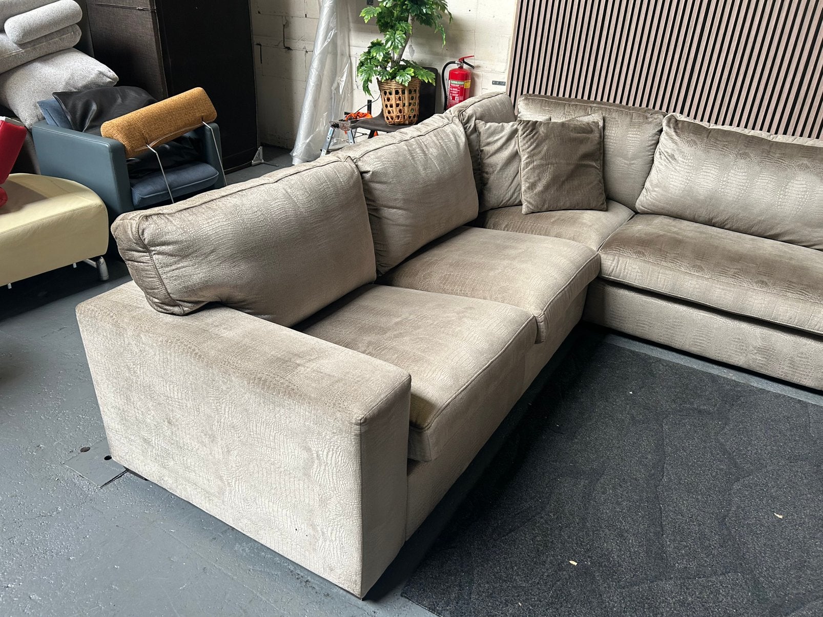 GRATIS LEVERING BEIGE CROCO VELVET 385X170 GEREINIGD, Hoekbank, 300 cm of meer, Ophalen of Verzenden, Zo goed als nieuw