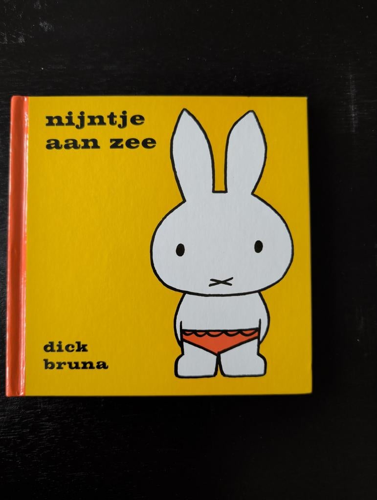 Nijntje aan Zee - Dick Bruna (Hardcover), Boeken, Kinderboeken | Jeugd | onder 10 jaar, Zo goed als nieuw, Fictie algemeen, Ophalen of Verzenden