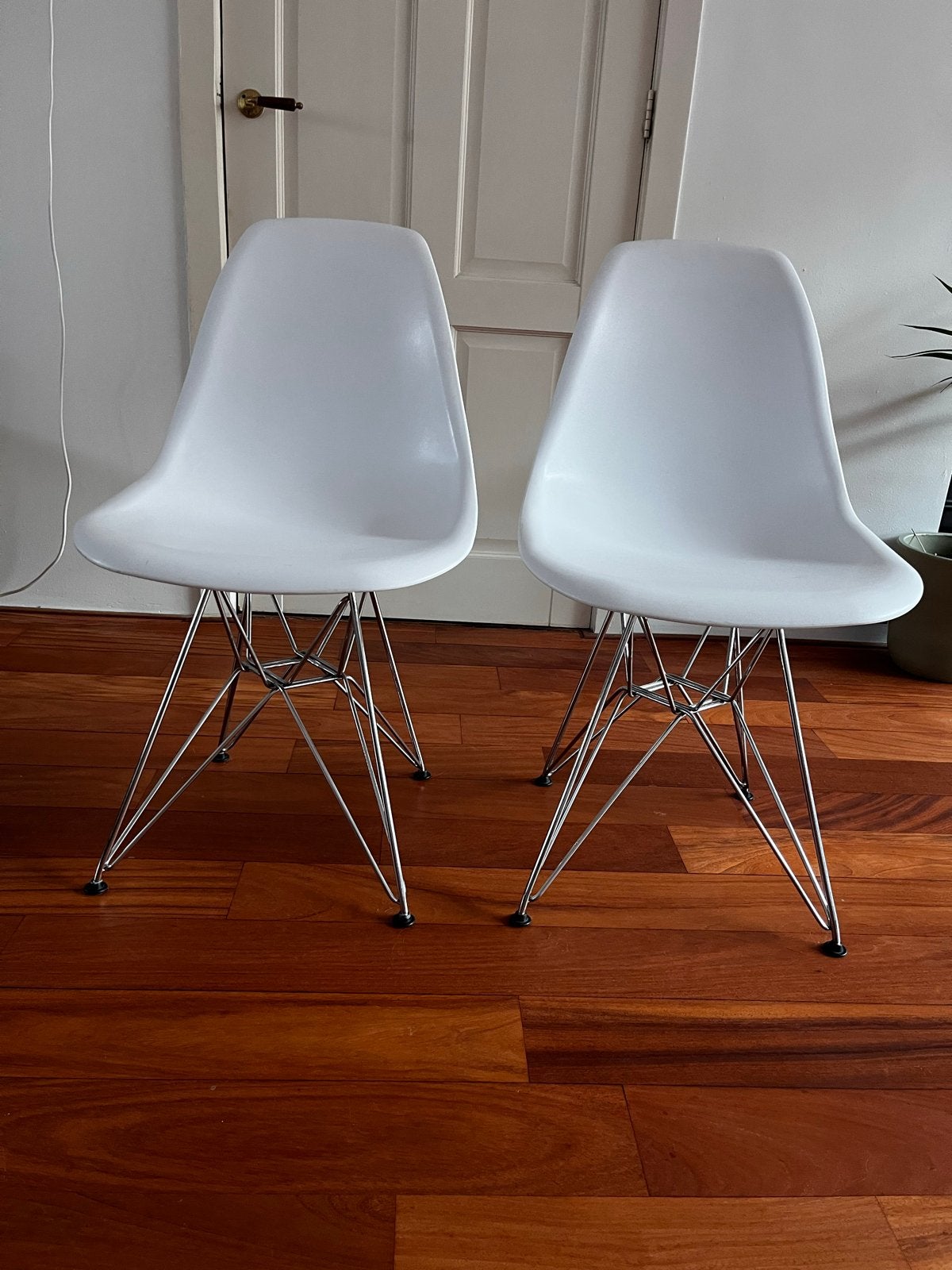 Set van 2 Witte Eames Stijl Stoelen, Huis en Inrichting, Stoelen, Ophalen, Kunststof, Gebruikt, Twee