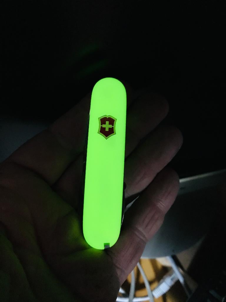 Glow In The Dark Victorinox Spartan Stayglow Yellow Retired, Caravans en Kamperen, Ophalen of Verzenden, Nieuw
