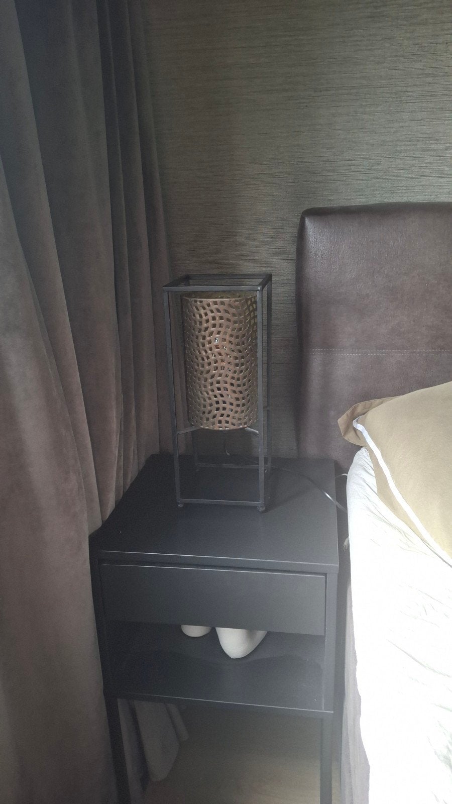 Moderne tafellamp met metalen frame en gevlochten kap, Ophalen of Verzenden, Zo goed als nieuw, Overige materialen