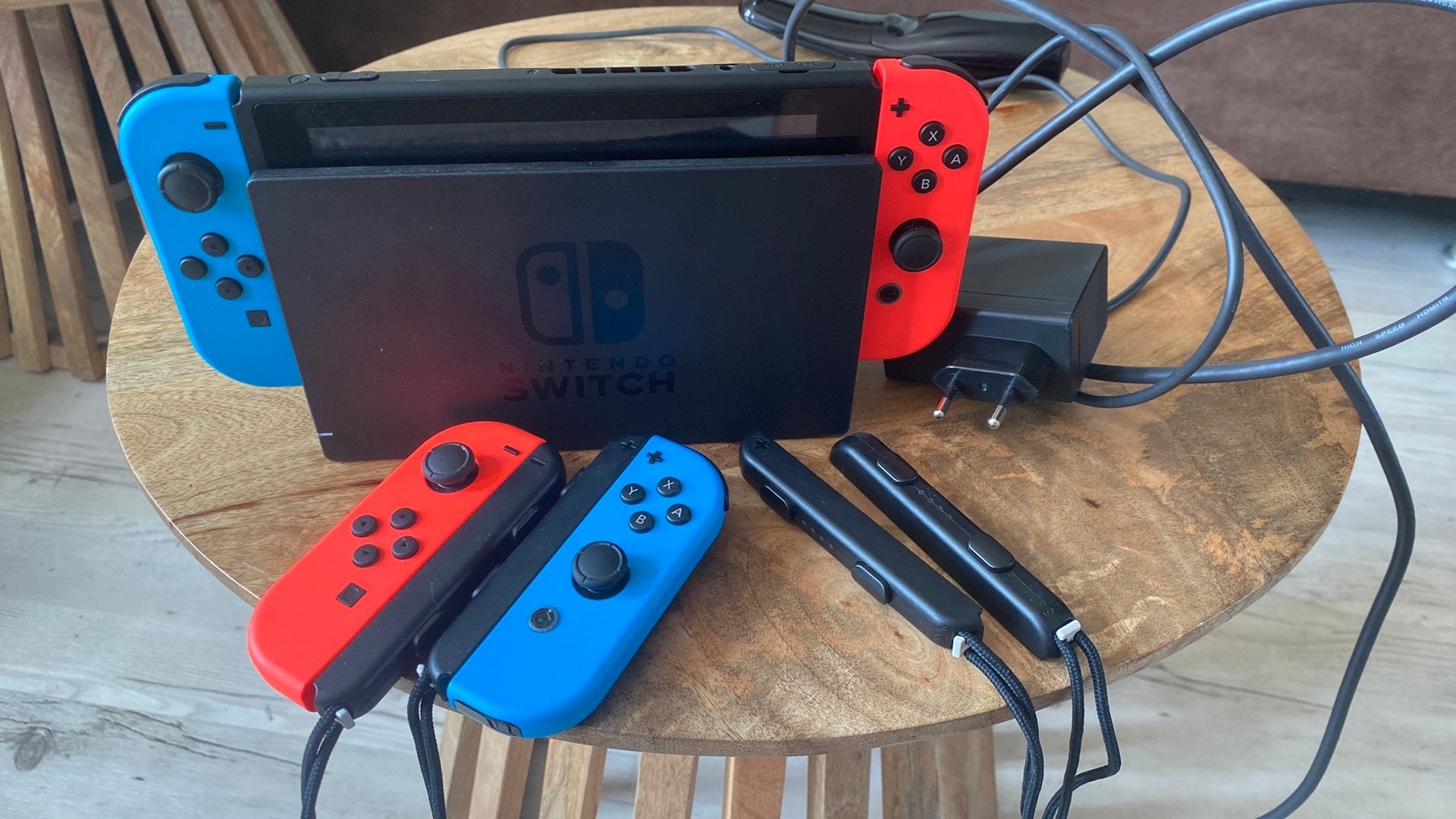 Nintendo switch 4 controllers, Spelcomputers en Games, Spelcomputers | Nintendo Switch, Ophalen, Zo goed als nieuw, Met 2 controllers