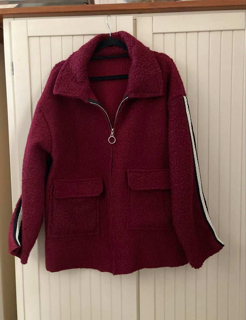 Nieuw bordeauxrood kort bouclé jasje maat 44/46, Ophalen of Verzenden, Nieuw, Maat 46/48 (XL) of groter, Rood