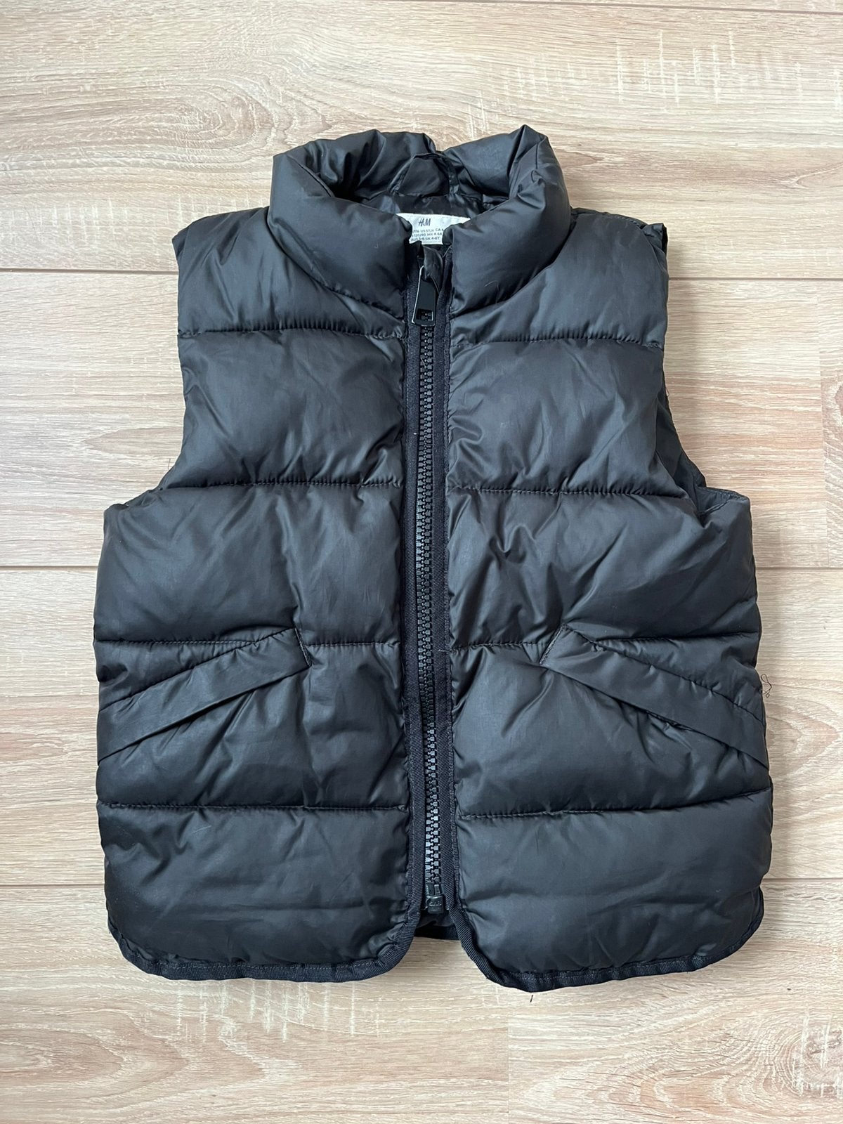 Zwarte bodywarmer van H&M maat 110/116., Kinderen en Baby's, Kinderkleding | Maat 110, Ophalen of Verzenden, Gebruikt, Jongen of Meisje