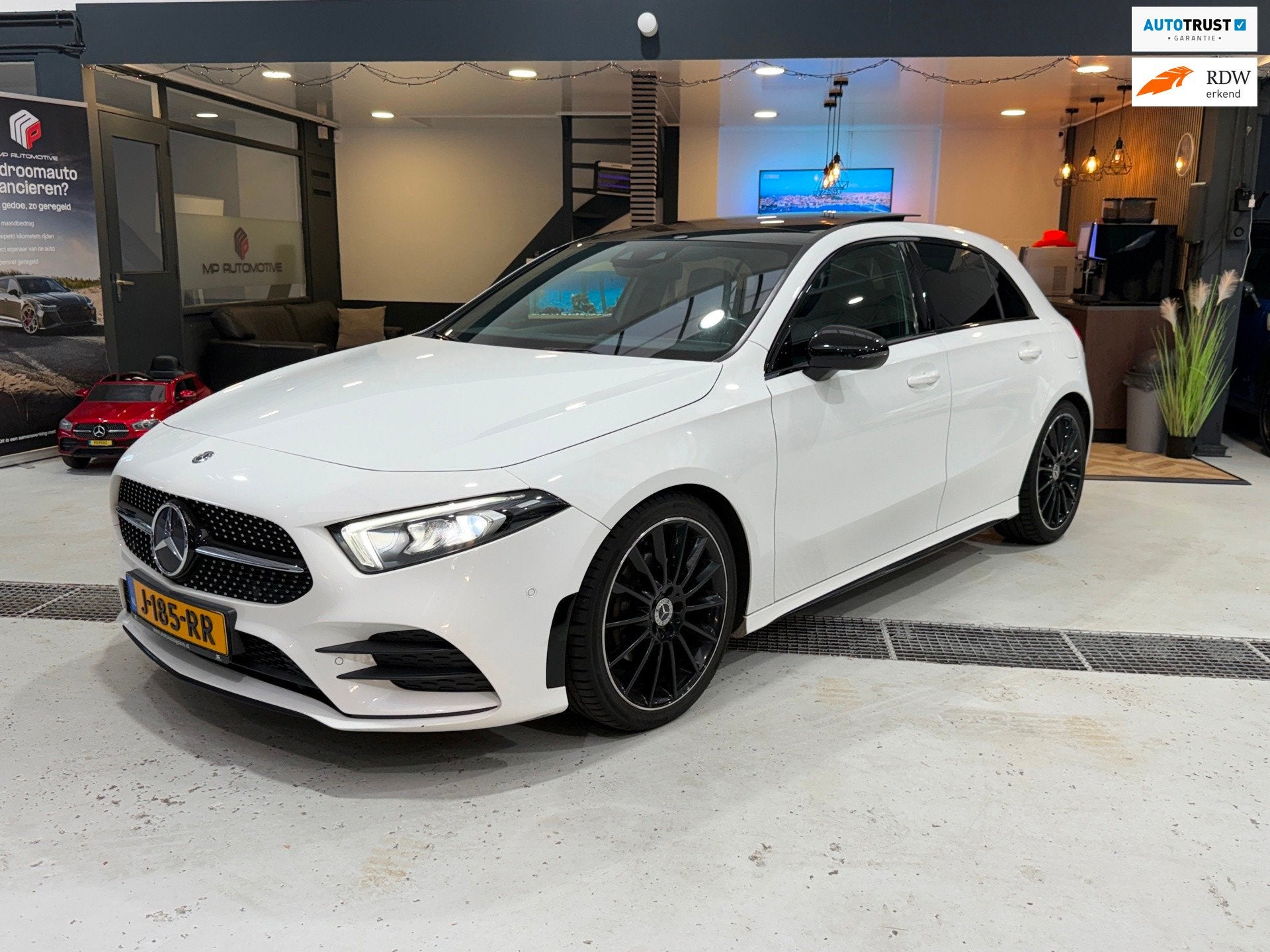 Mercedes-Benz A-klasse 200 Premium Plus AMG|PANO|Sfeer|CAM|D, Dealer onderhouden, Gebruikt, Euro 6, 4 cilinders