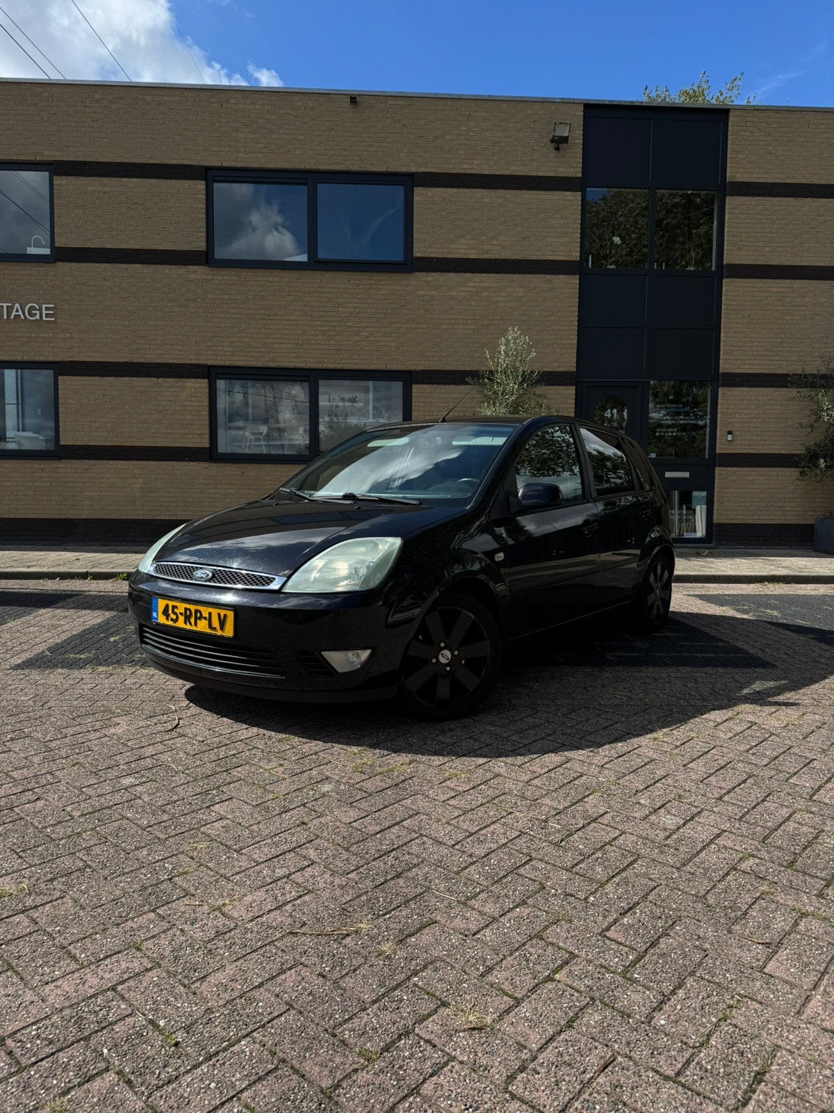 Ford fiesta 1.6 16v sport zwart sportuitlaat!, Auto's, Voorwielaandrijving, 4 cilinders, Origineel Nederlands, Handgeschakeld