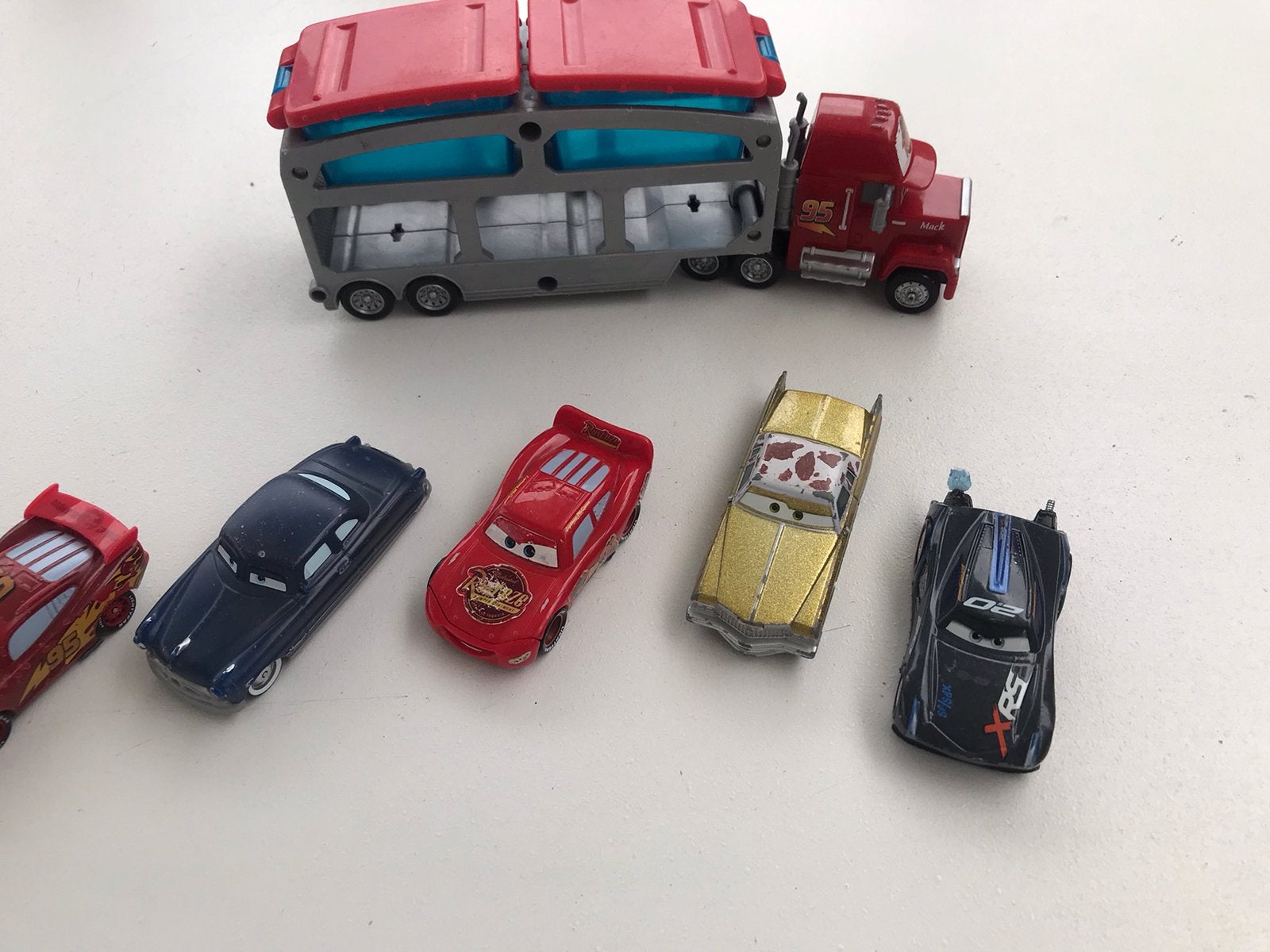 Disney Cars Truck vrachtwagen met auto’s, Ophalen, Zo goed als nieuw