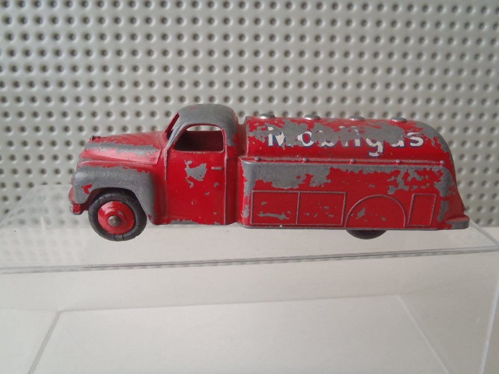 Dinky Toys Nr 440  Studebaker Mobilgas Tanker, Ophalen of Verzenden, Gebruikt, Auto, Dinky Toys