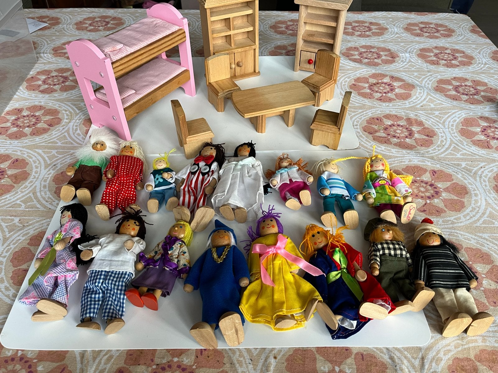 16 houten popjes met meubels, Kinderen en Baby's, Ophalen of Verzenden, Gebruikt, Overige typen