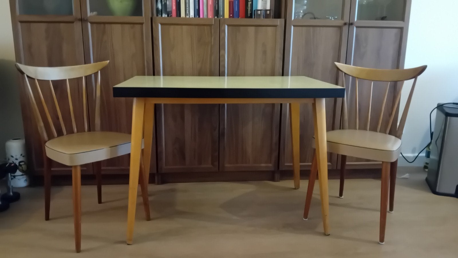 Retro tafel met formica blad en 2 spijlen stoelen, Ophalen of Verzenden