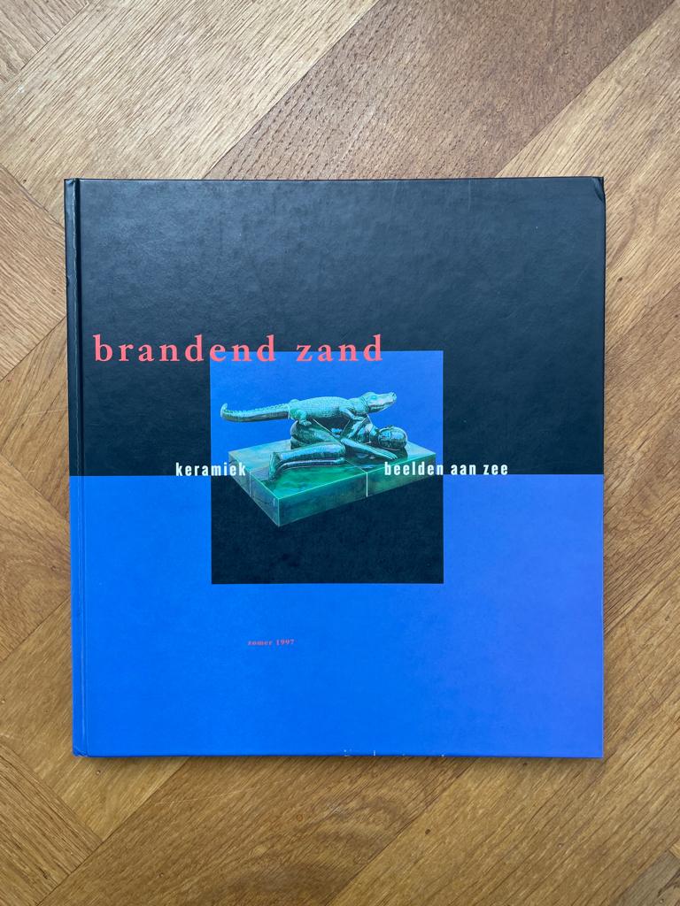 KUNSTBOEK Brandend zand, Keramiek Beelden Aan Zee 1997, Boeken, Ophalen of Verzenden, Gelezen, Beeldhouwkunst