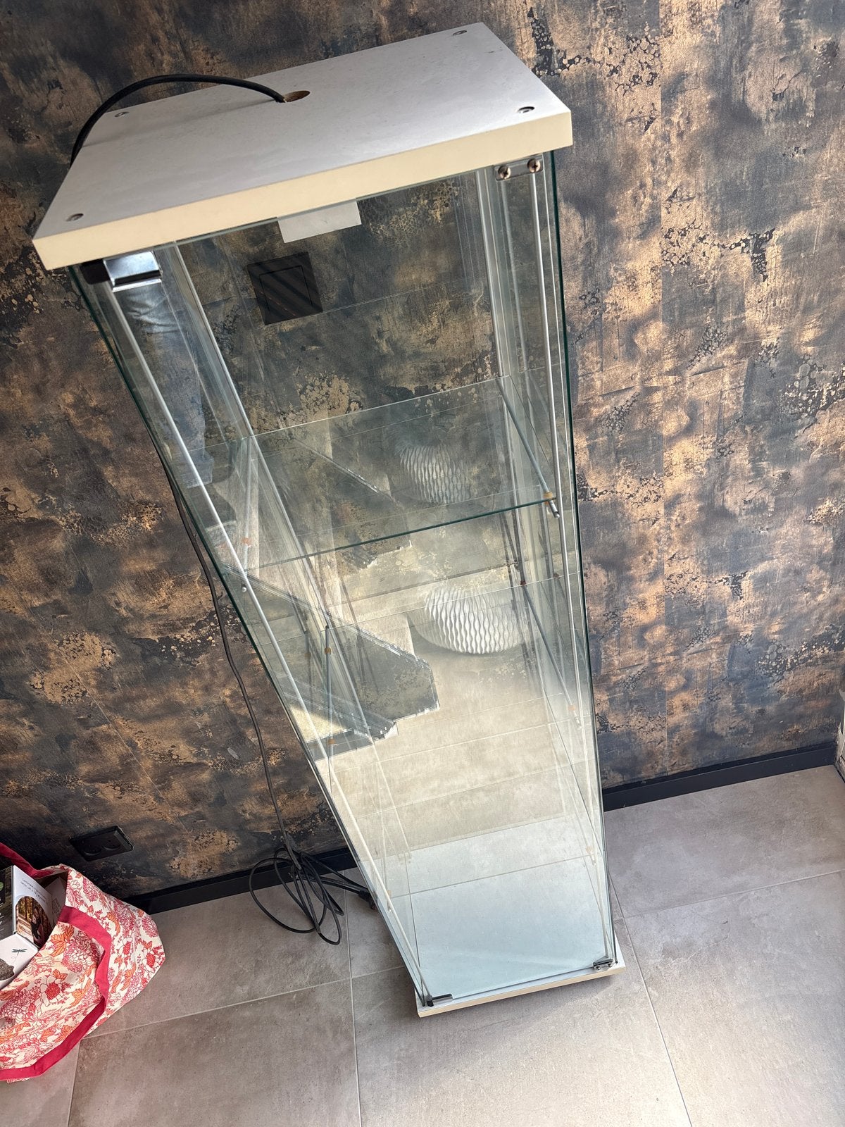 Glazen vitrinekast met verlichting, Ophalen, Met plank(en), Minder dan 50 cm, Gebruikt
