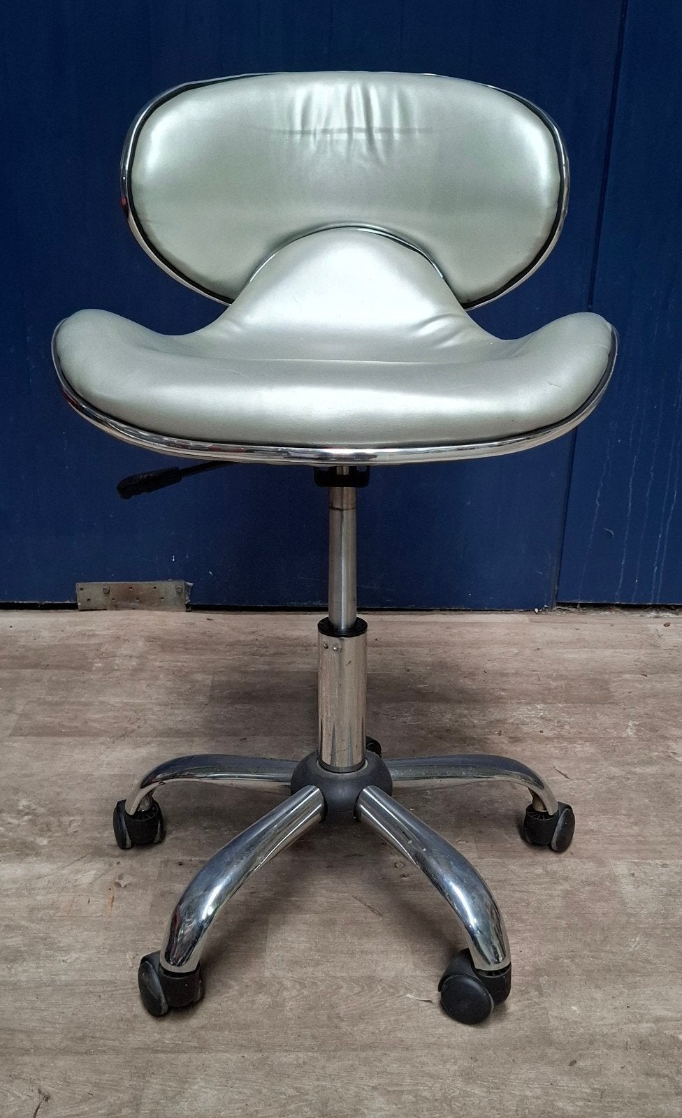 Zilverkleurige ergonomische rolkruk met rugleuning, Ophalen, Gebruikt, Bureaukruk, Grijs